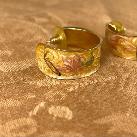 Vintage Painted Enamel Gold Hoop Earrings Post Back Retro Scroll Swirl Design - Picture 7 of 10